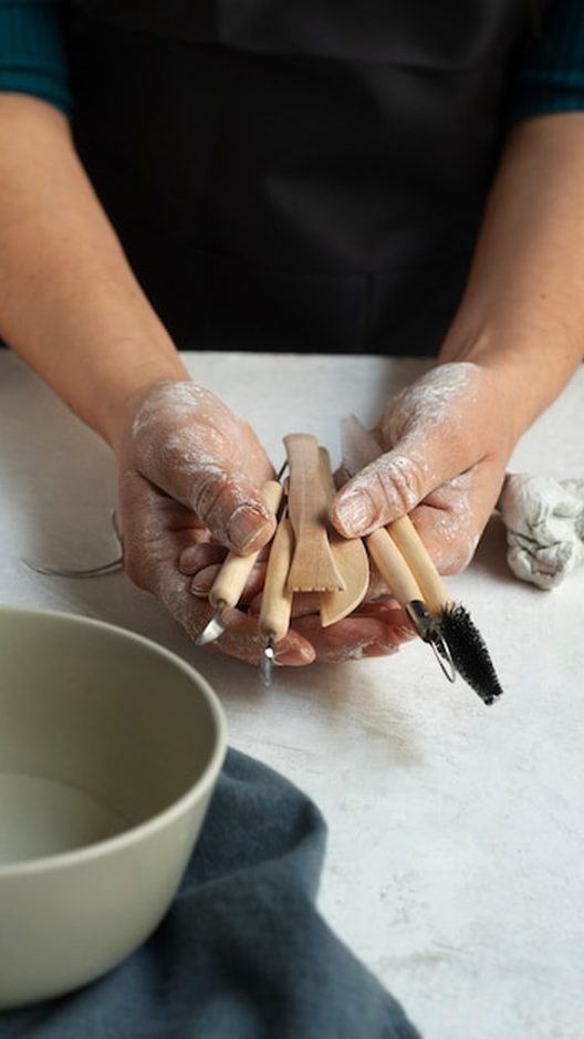 Dia de produção com os artesãos parceiros: mãos trabalhando em pétalas, colando, costurando e dando acabamento nos brincos. A Órbita nasceu em 2019 com a ideia de valorizar o trabalho feito perto de casa, por gente que conhece a técnica e leva orgulho do que faz. Cada peça passa por várias mãos até chegar a você, e tudo é conferido uma a uma. Gratidão a quem faz a Órbita acontecer todos os dias aqui no Rio de Janeiro.